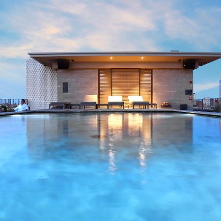 Hotel Viu Milan, A Member Of Design Hotels Екстериор снимка The rooftop pool at the hotel