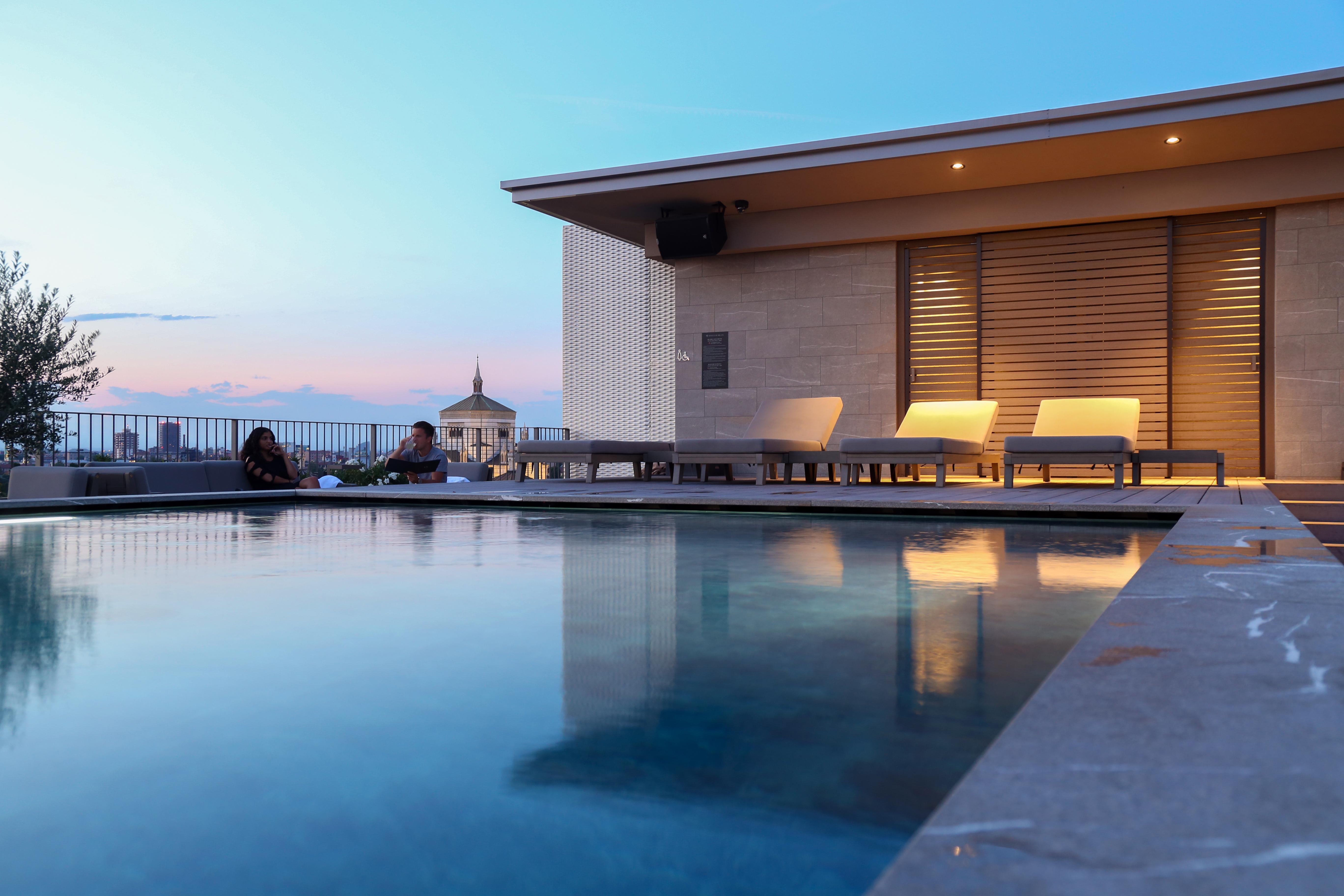 Hotel Viu Milan, A Member Of Design Hotels Екстериор снимка The rooftop pool at the Mandarin Oriental Barcelona