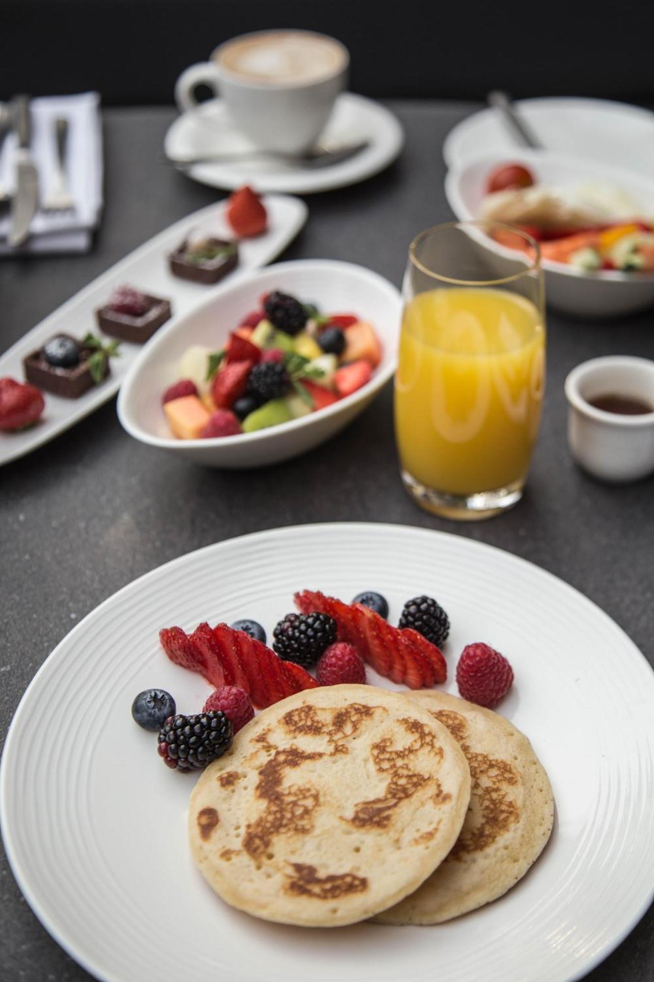 Hotel Viu Milan, A Member Of Design Hotels Екстериор снимка A fruit salad with orange juice